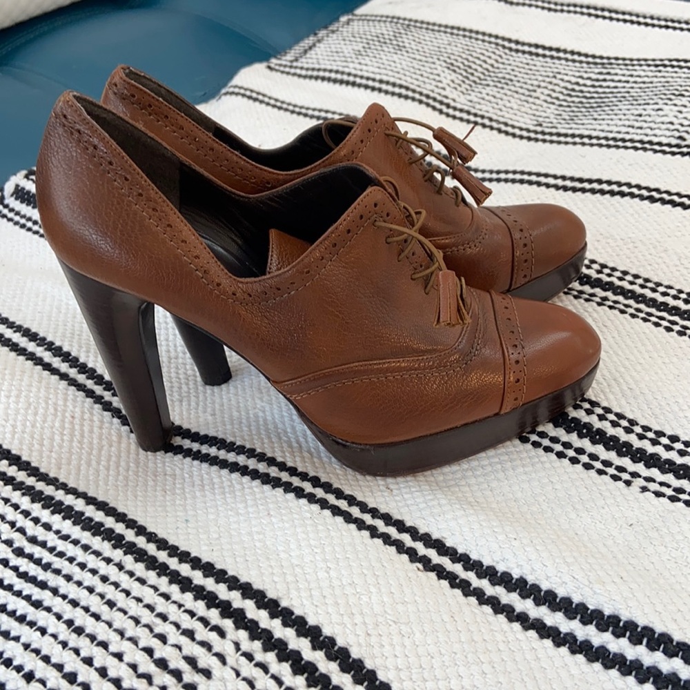 Gorgeous Stuart Weitzman - Size 7 platform Oxford